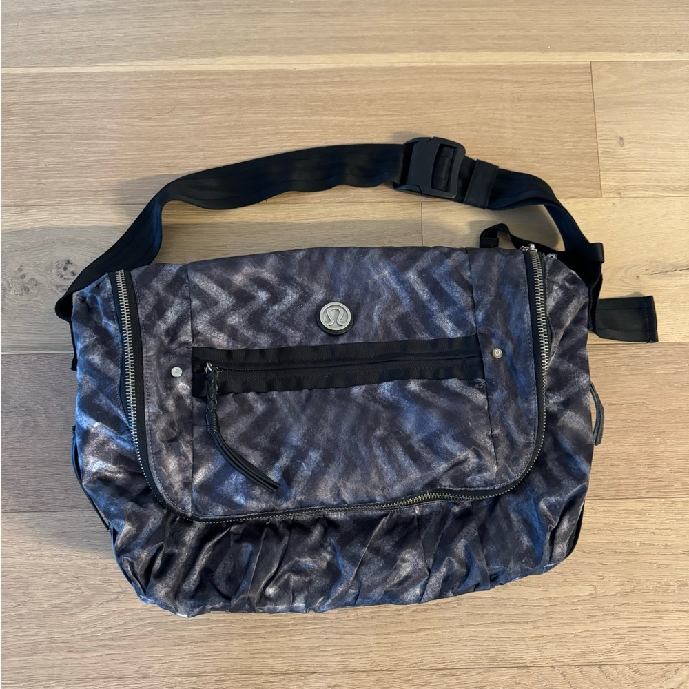 Lululemon Moto Messenger Bag